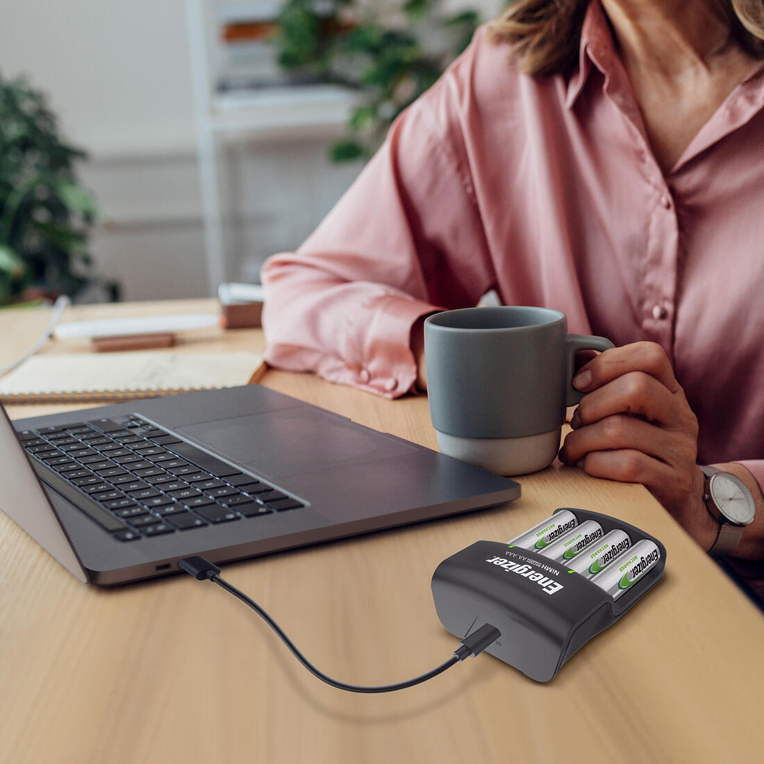 CHARGEUR DE PILES ENERGIZER NiMH USB 4 AA/AAA + 4 ACCUS AA/HR06