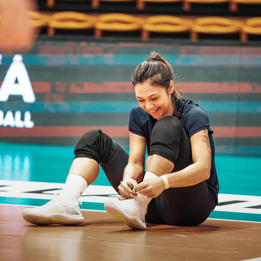 Chaussures de volley-ball FIT pour pratique régulière, blanches et jaunes