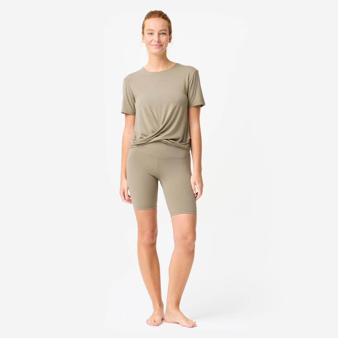 Cycliste de yoga et pilates extensible et confortable femme