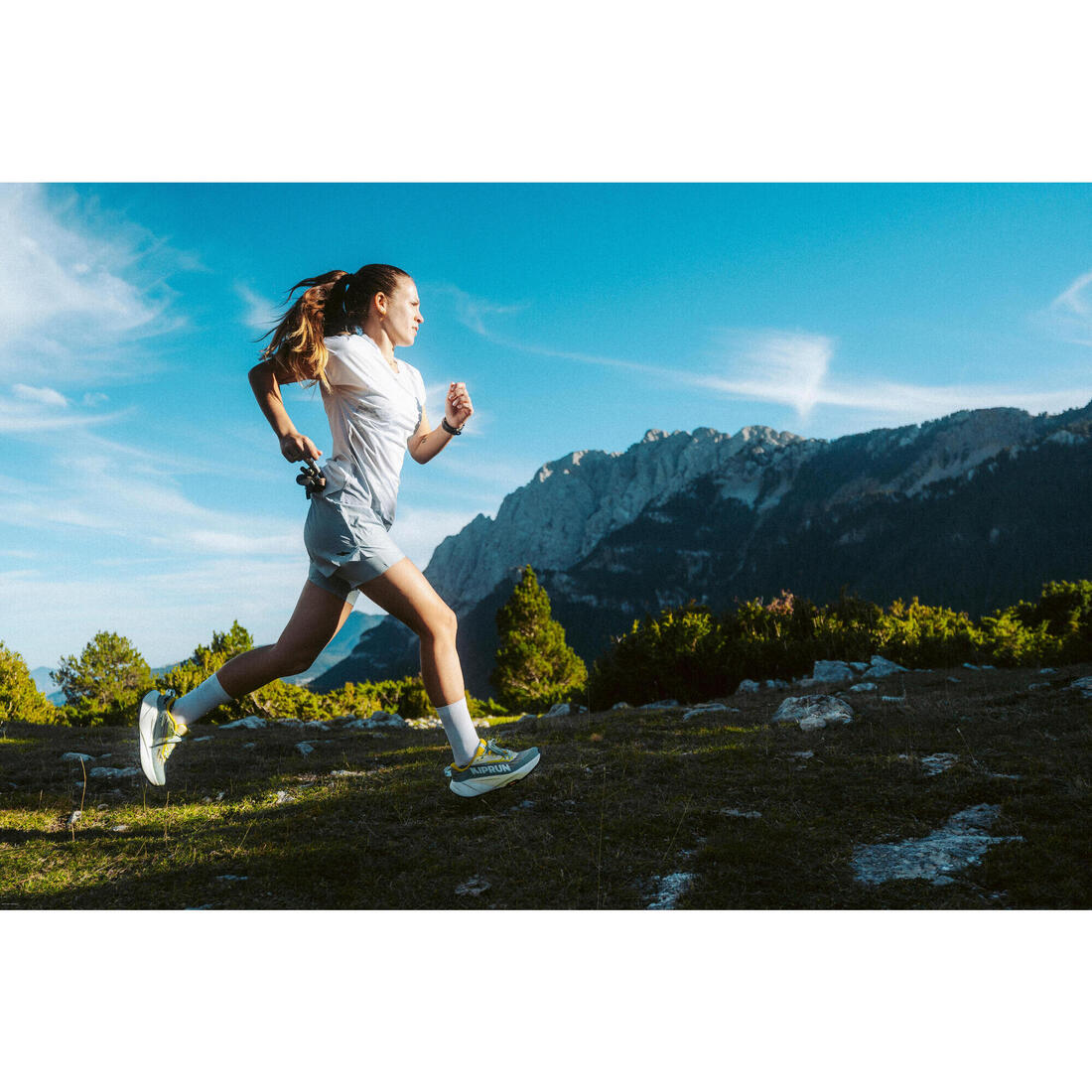 Chaussures de running trail femme, Kiprun kipsummit max gris et