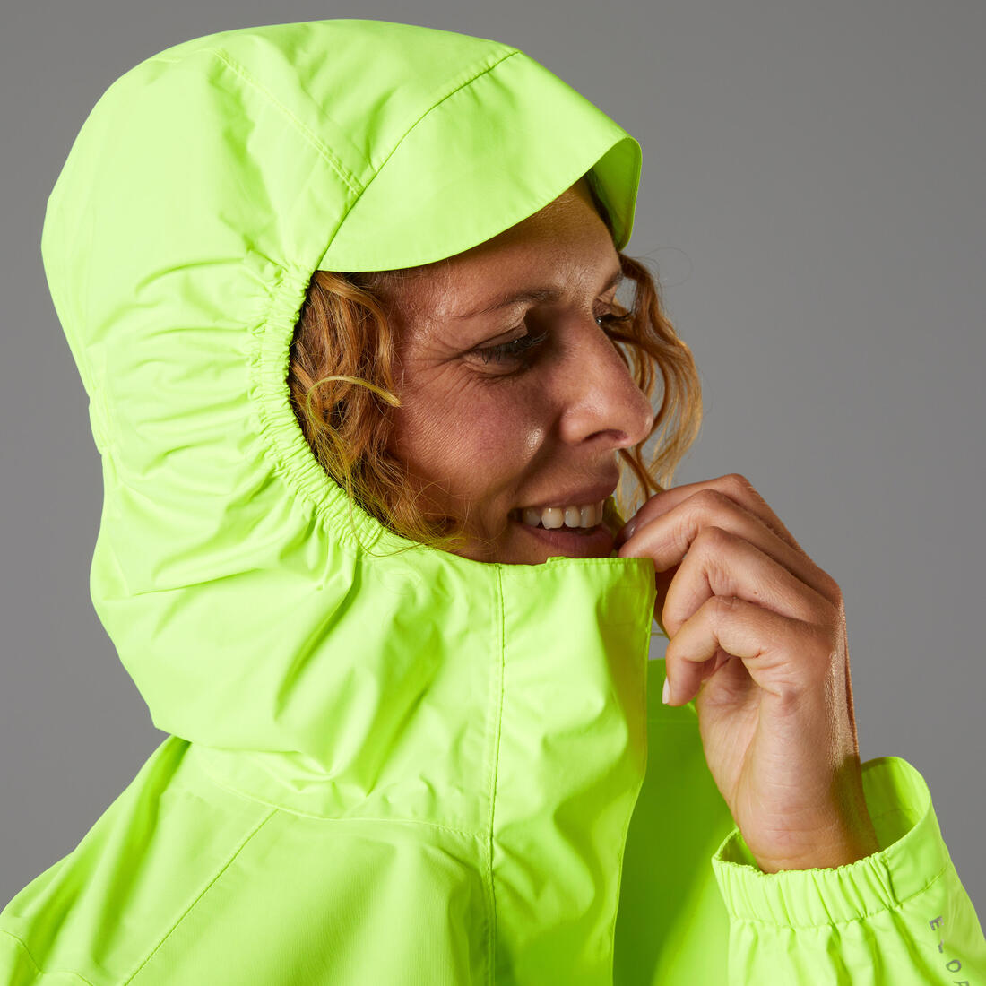 VESTE PLUIE VELO VILLE FEMME 120 JAUNE FLUO CERTIFIÉE EPI VISIBILITÉ JOUR