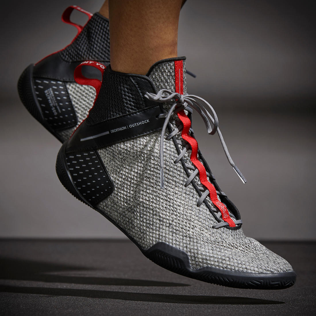 Chaussures de boxe anglaise 500 noires, légères et flexibles.