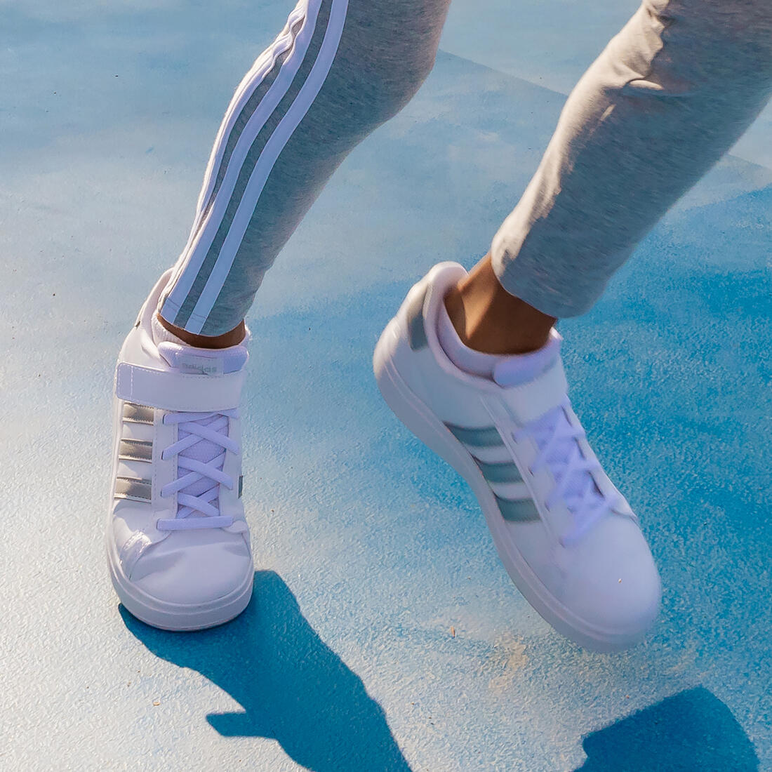 Baskets à scratch enfant - ADIDAS GRAND COURT blanc/nacre