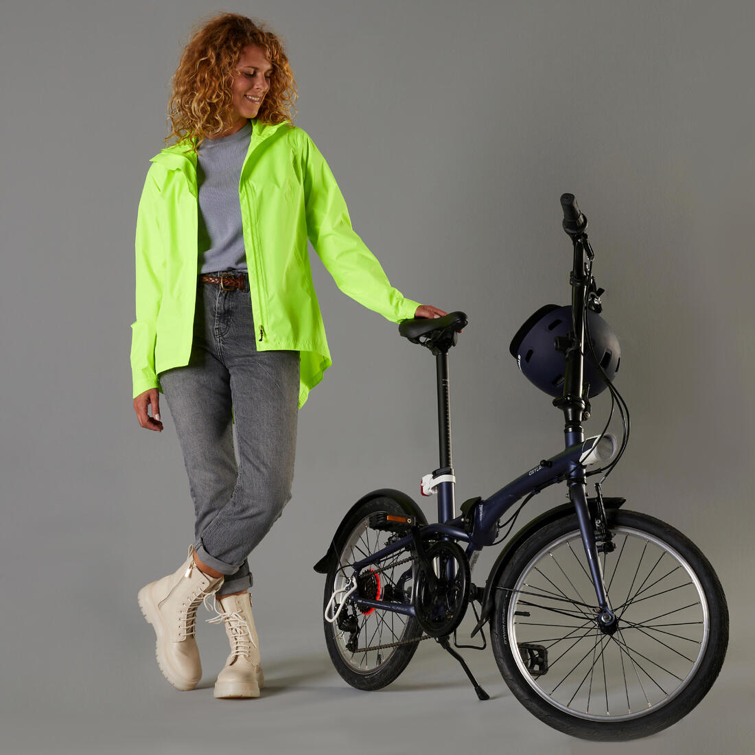 VESTE PLUIE VELO VILLE FEMME 120 JAUNE FLUO CERTIFIÉE EPI VISIBILITÉ JOUR – 960307