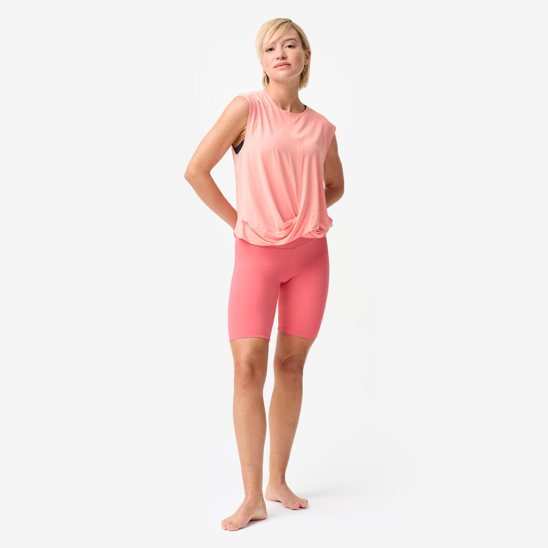 Un débardeur fluide et respirant de yoga/pilates, gris foncé