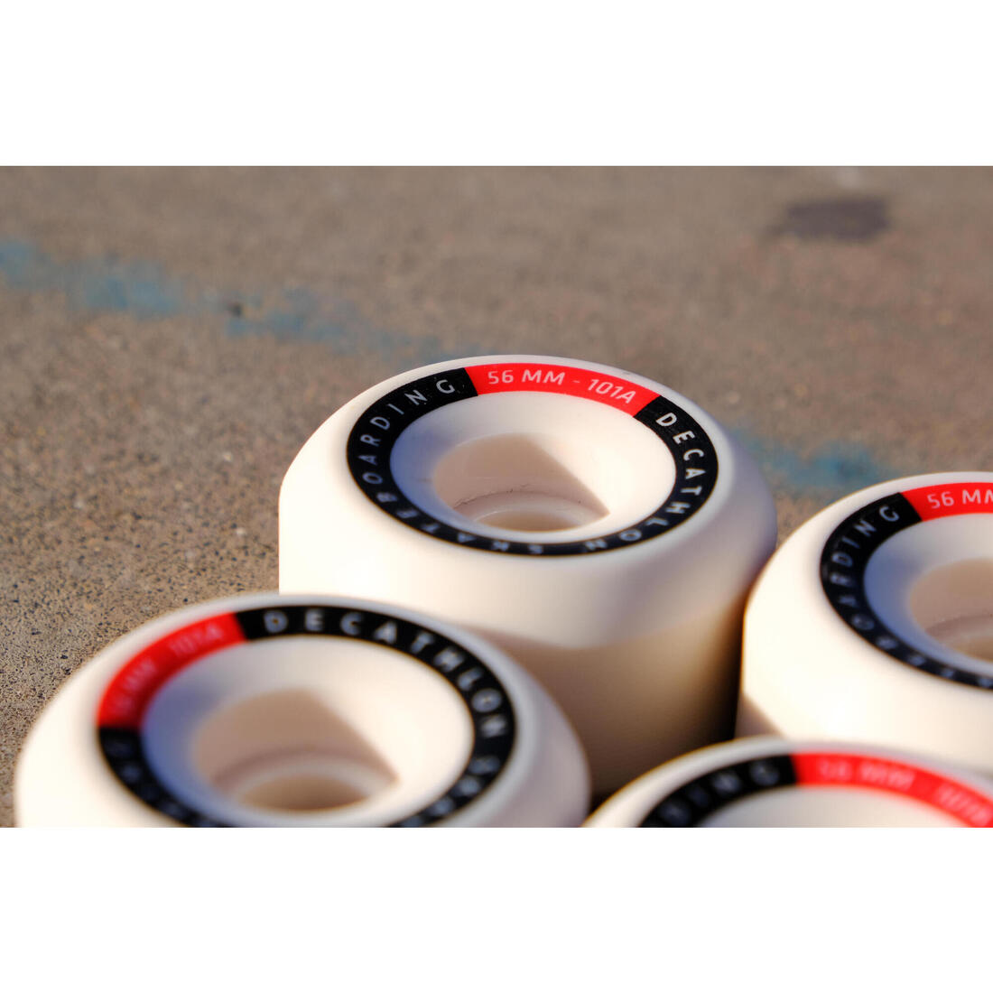 JEU DE 4 ROUES DE SKATEBOARD COULEUR IVOIRE FORME CONIQUE TAILLE 56mm, 99A.