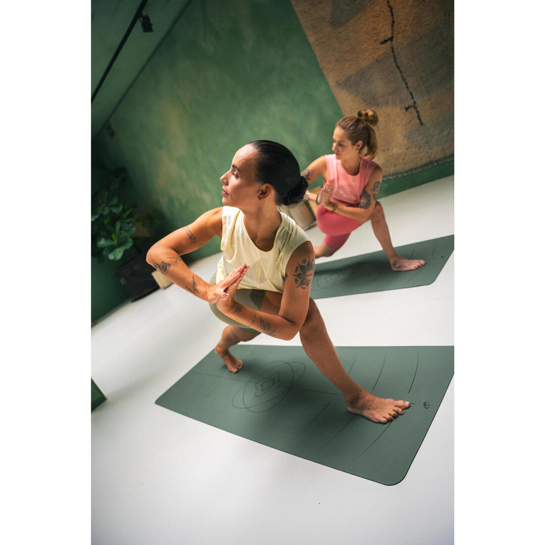 Un débardeur fluide et respirant de yoga/pilates