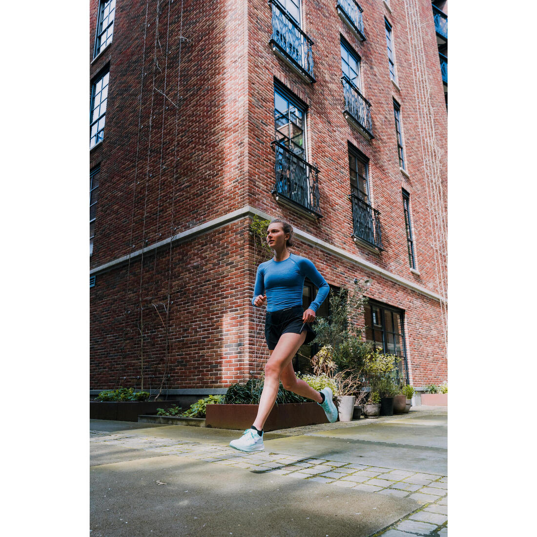 TEE SHIRT RUNNING MANCHES LONGUES FEMME RESPIRANT KIPRUN SKINCARE LIGHT