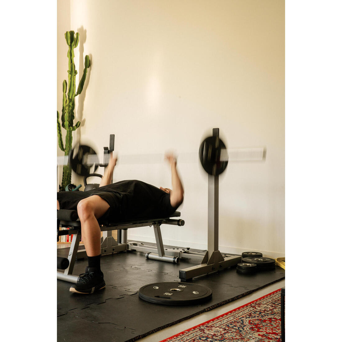 Rack de musculation 120 kg pliable en 2 sec et ultra-compact