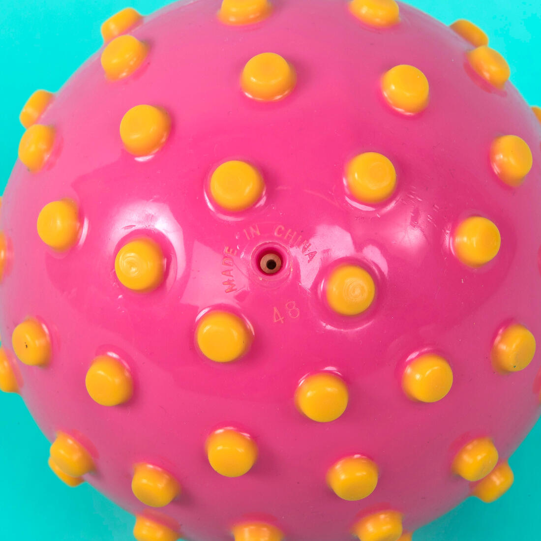 Petit ballon d'éveil aquatique rose et picots oranges