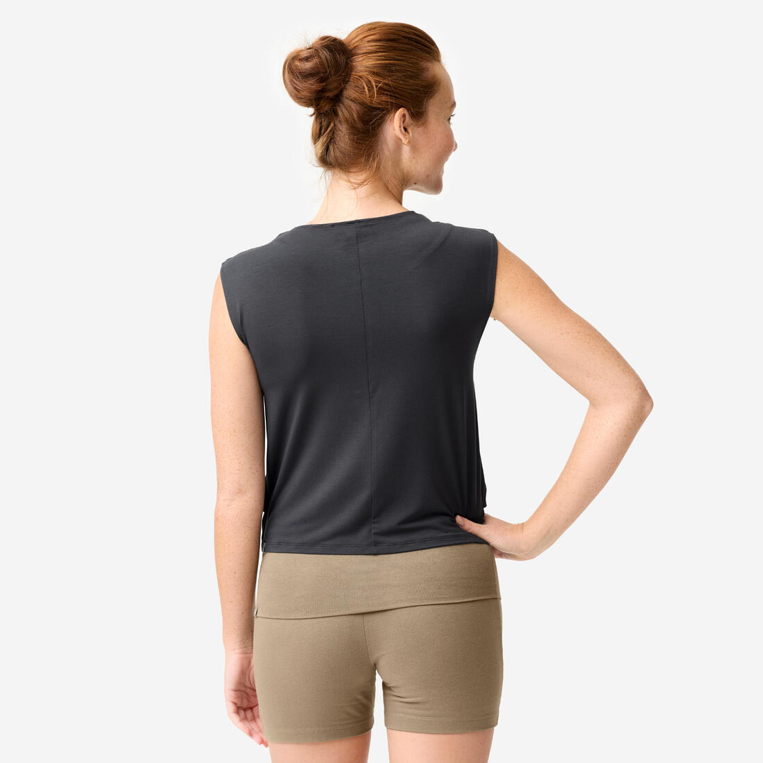Un débardeur fluide et respirant de yoga/pilates, gris foncé