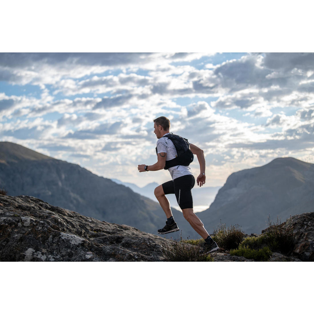 SAC TRAIL ULTRA RUNNING 15L MIXTE NOIR - VENDU AVEC POCHE À EAU 2L