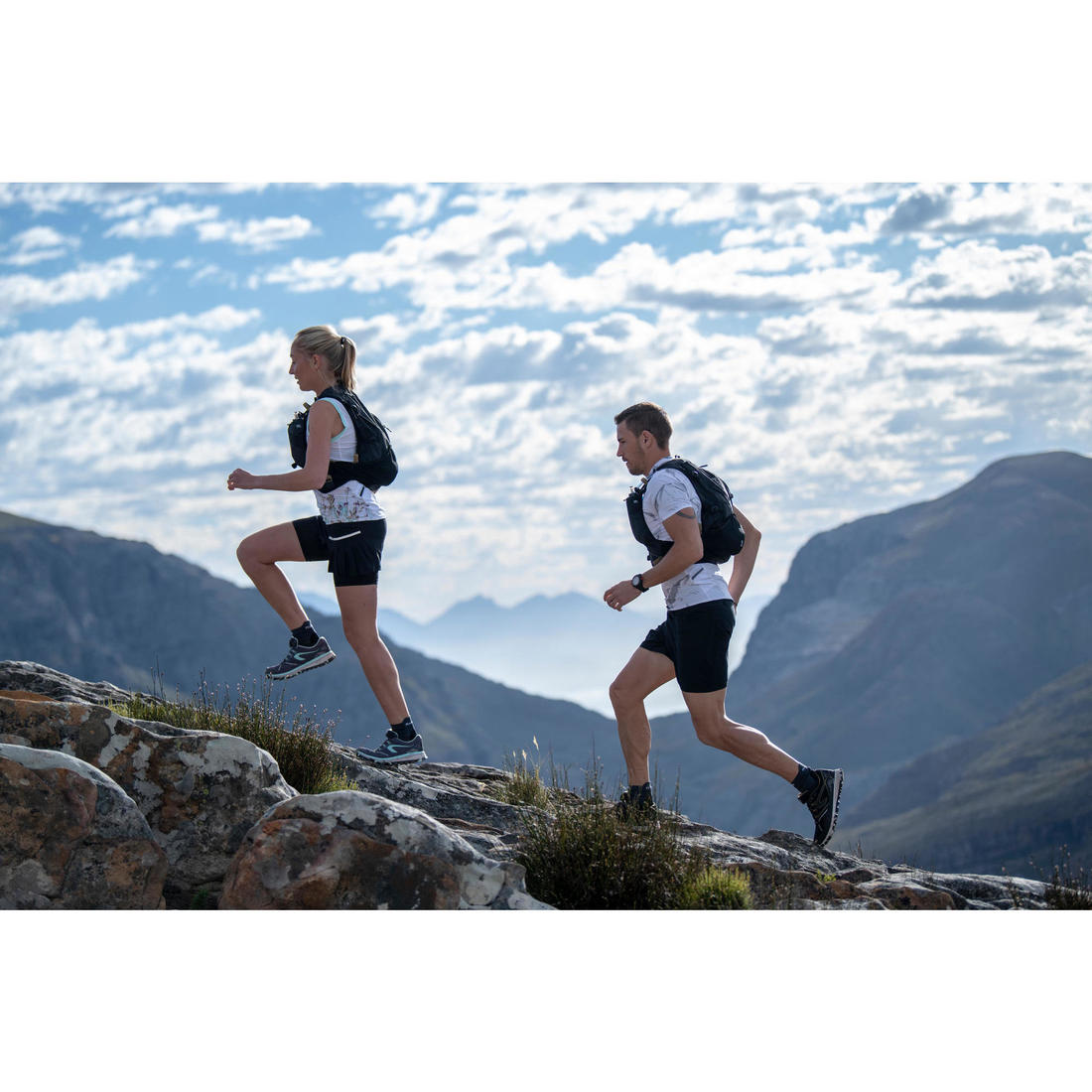 SAC TRAIL ULTRA RUNNING 15L MIXTE NOIR - VENDU AVEC POCHE À EAU 2L