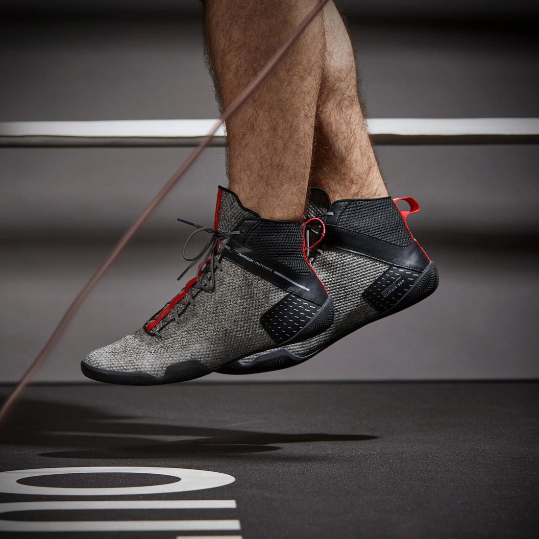 Chaussures de boxe anglaise 500 noires, légères et flexibles.