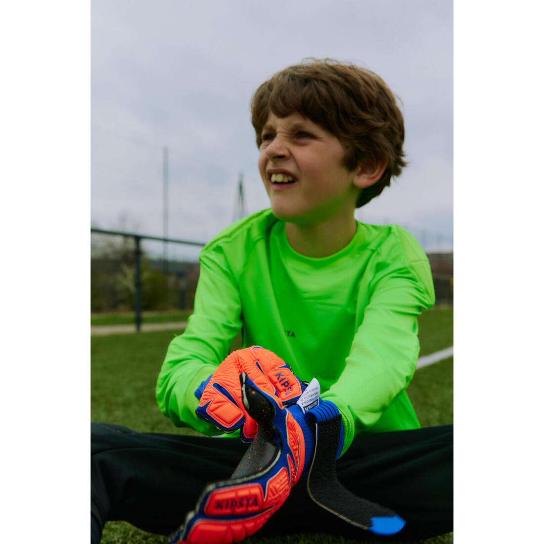 CHAUSSURES DE FOOTBALL ENFANT A LACETS 100 FG NOIR ET JAUNE