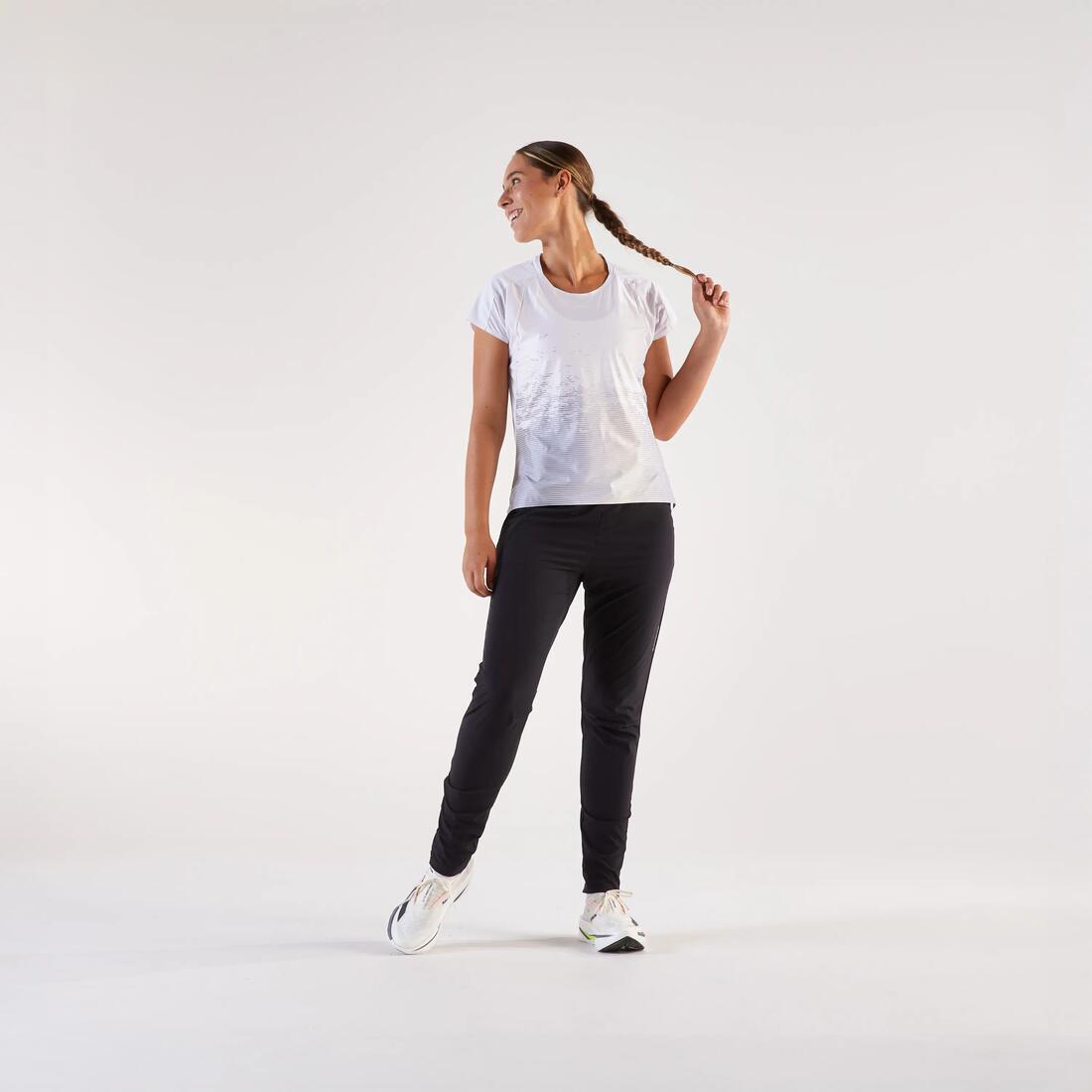 PANTALON RUNNING FEMME COUPE FITTEE - KIPRUN LIGHT NOIR