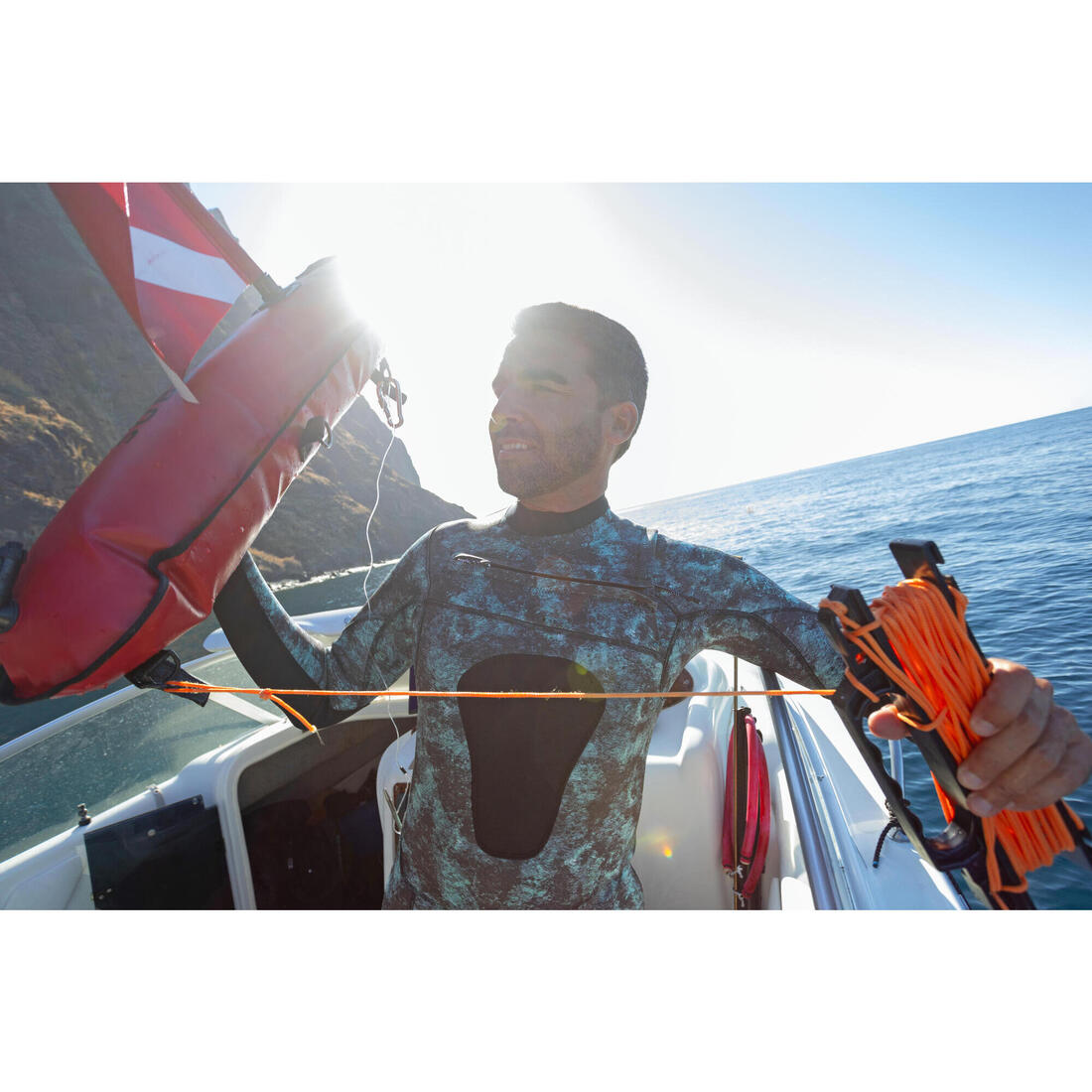 Bouée longue de chasse sous-marine avec compartiment étanche