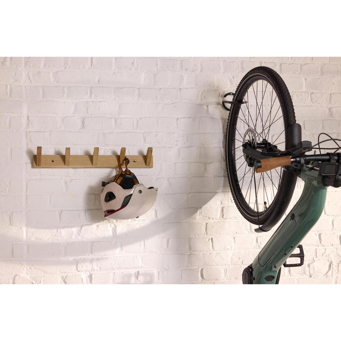 Support velo mural et plafond noir