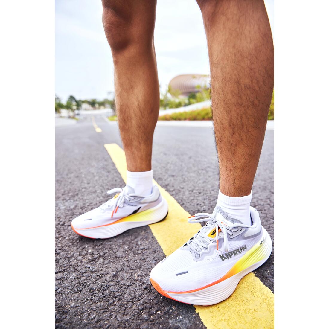 Chaussures de running route homme, Kiprun Kipride Max gris et