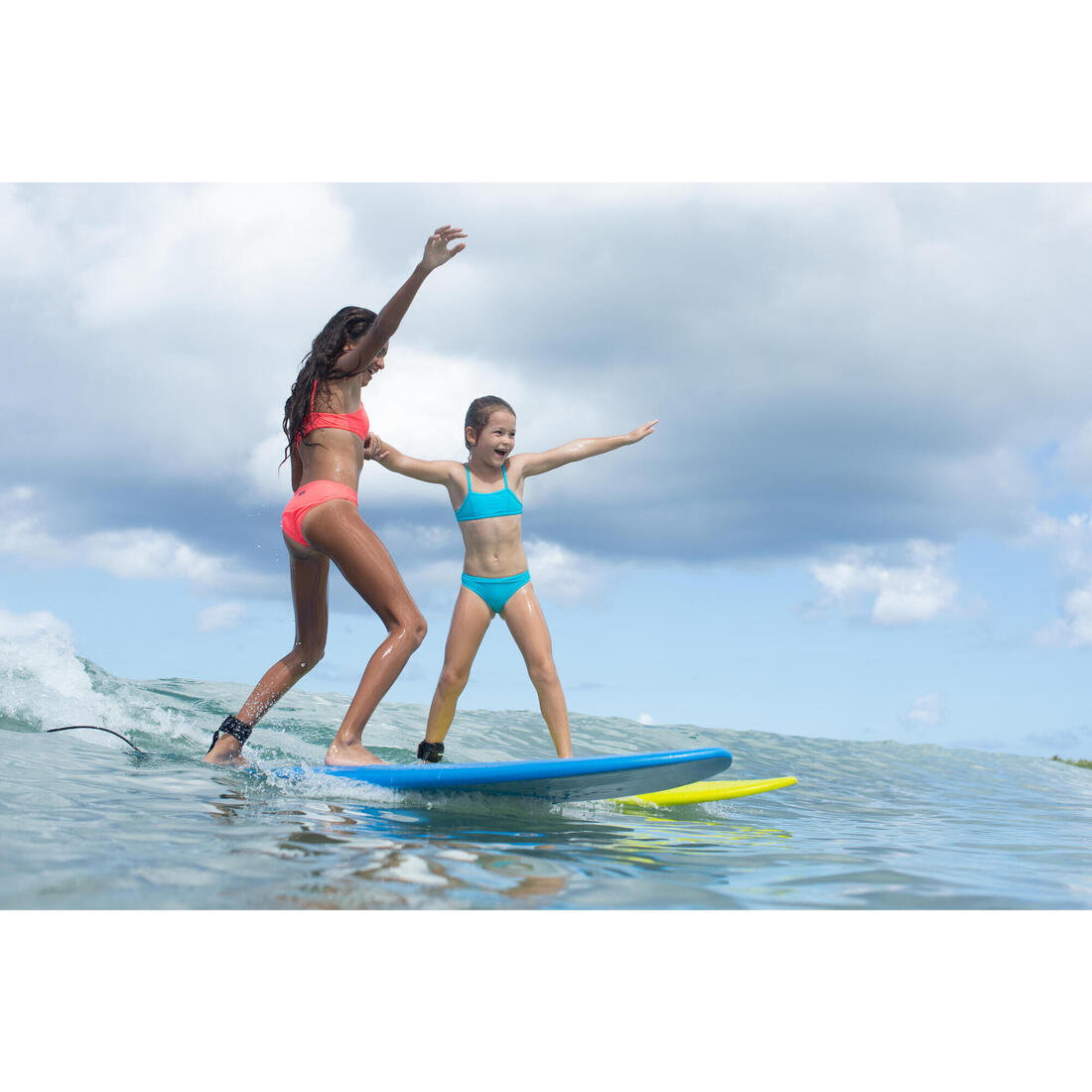 SURF MOUSSE 100 7'. Livrée avec 1 leash et  3 ailerons.