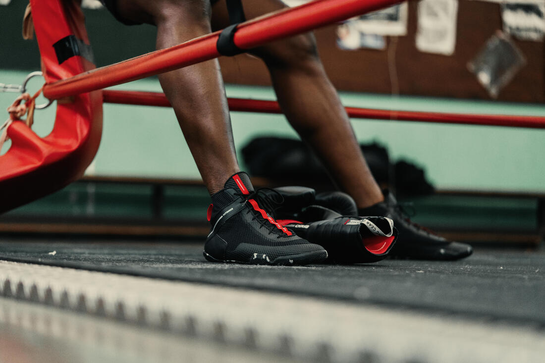 Chaussures de boxe anglaise 500 noires, légères et flexibles.