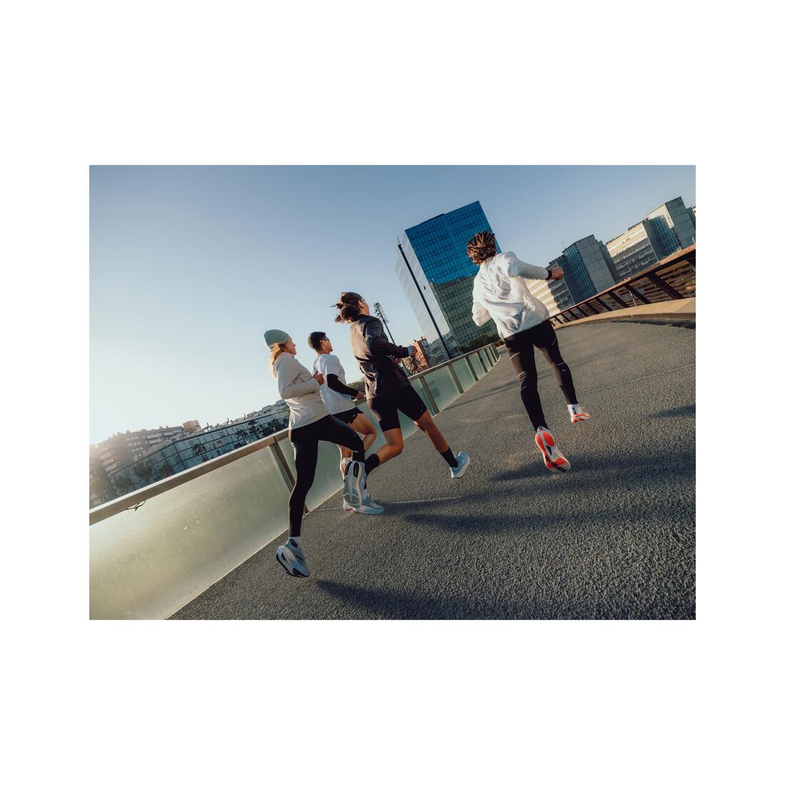 T-shirt de running respirant homme - kiprun run 900 light bleu et
