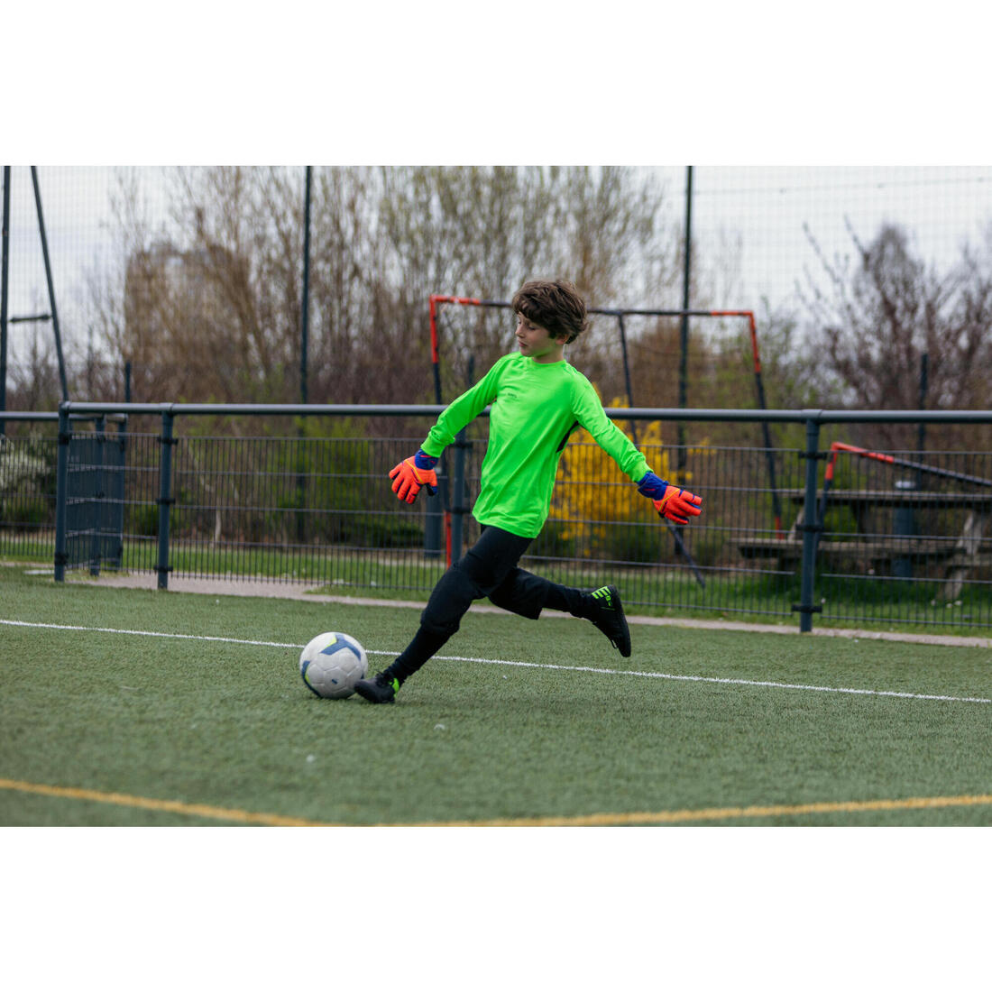 CHAUSSURES DE FOOTBALL ENFANT A LACETS 100 FG NOIR ET JAUNE