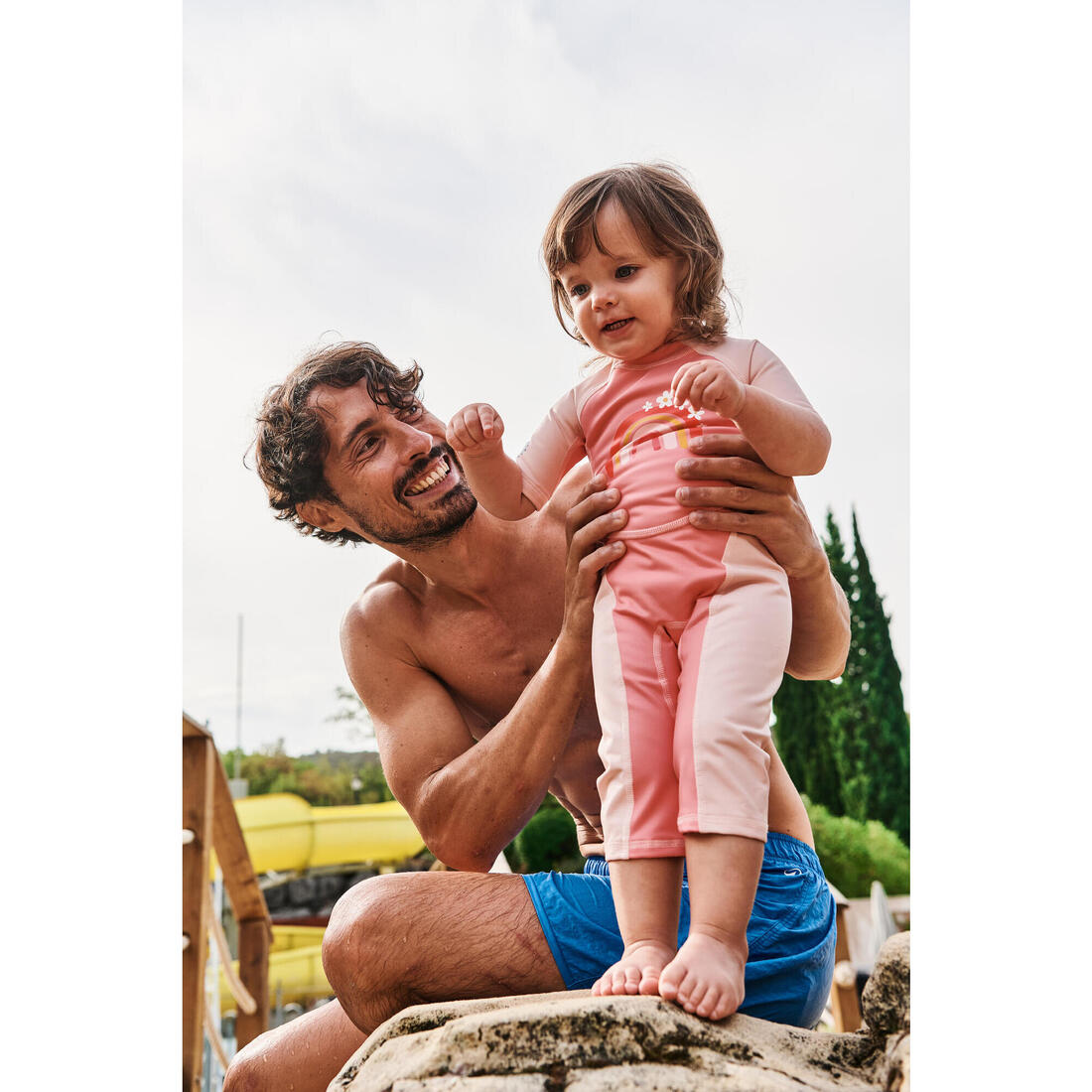 Combinaison anti uv bébé kloupi rose imprimé arc en ciel