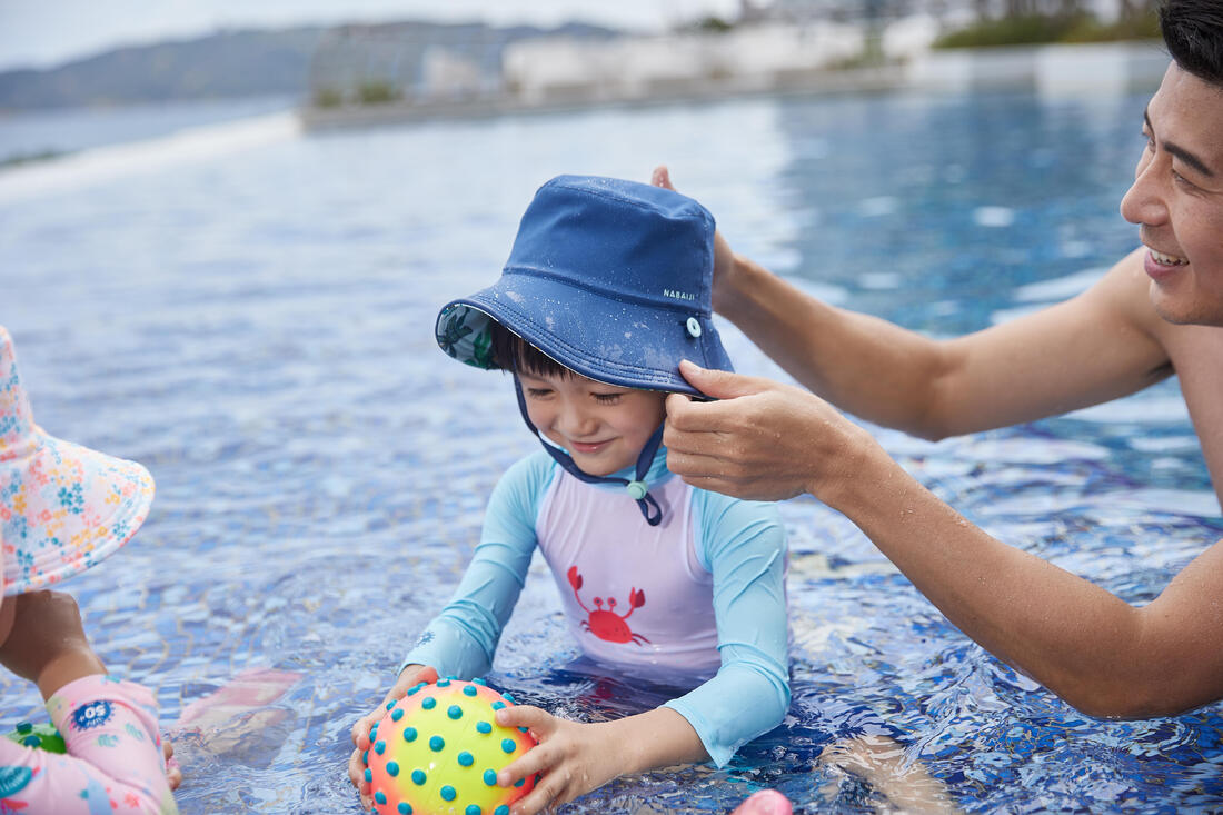 Chapeau anti uv bébé réversible rose clair et imprimé fleurs
