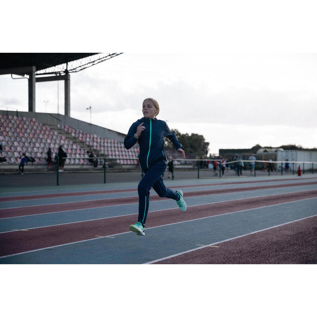 Pantalon de running avec zip Enfant - KIPRUN DRY+ marine vert
