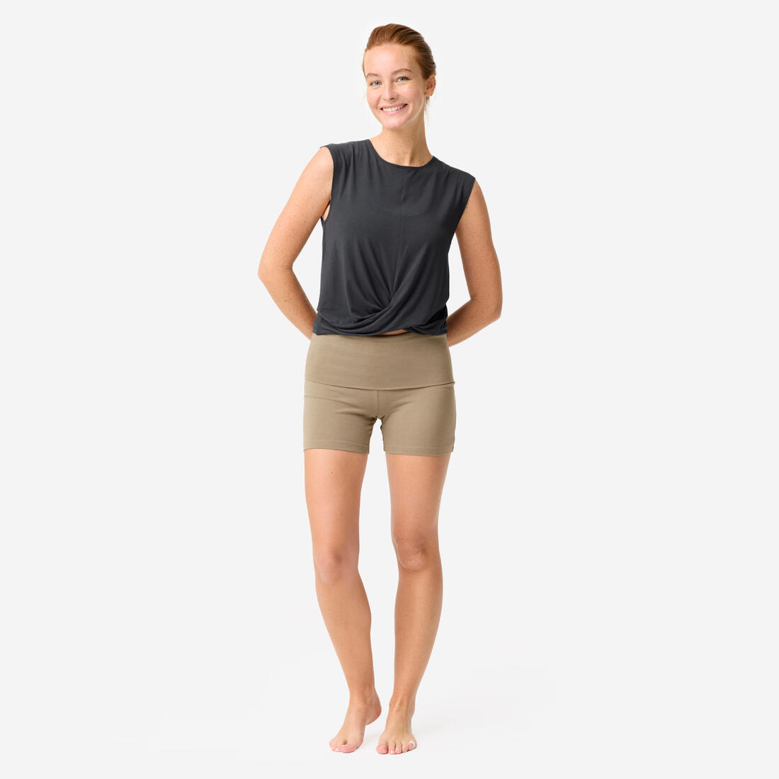 Un débardeur fluide et respirant de yoga/pilates, gris foncé