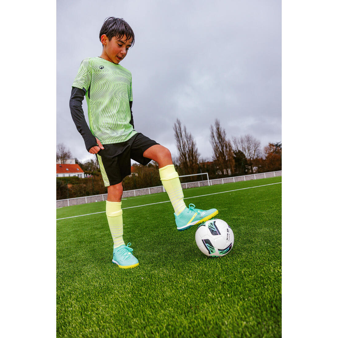 Chaussure de football enfant pour terrain dur VIRALTO III TURF TF