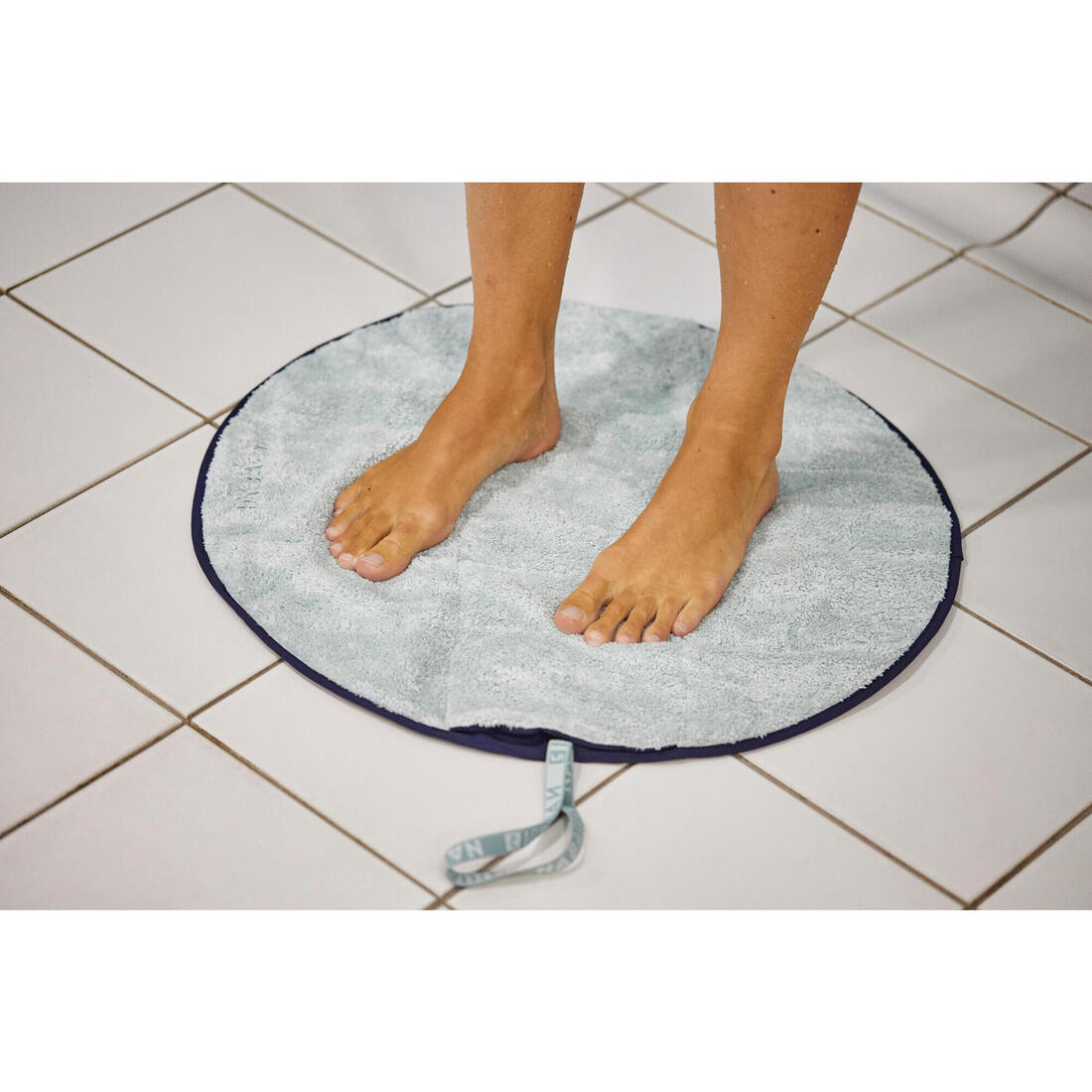 Serviette de bain pieds bi face en microfibre douce diamètre 60 cm
