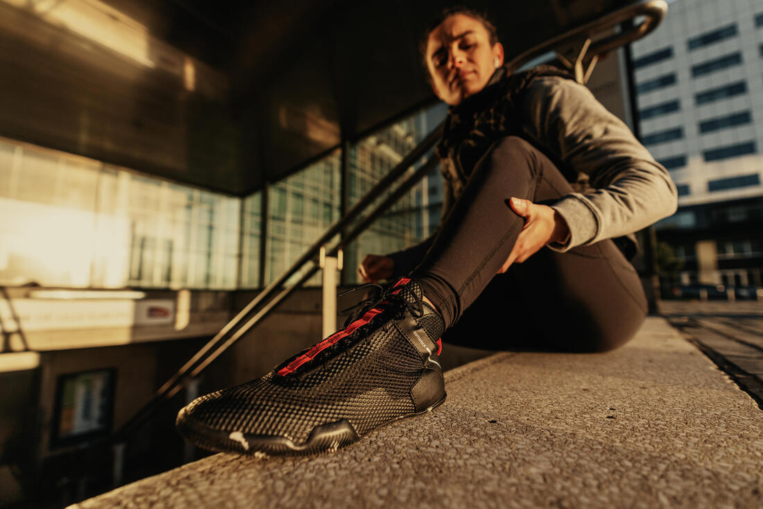 Chaussures de boxe anglaise 500 noires, légères et flexibles.