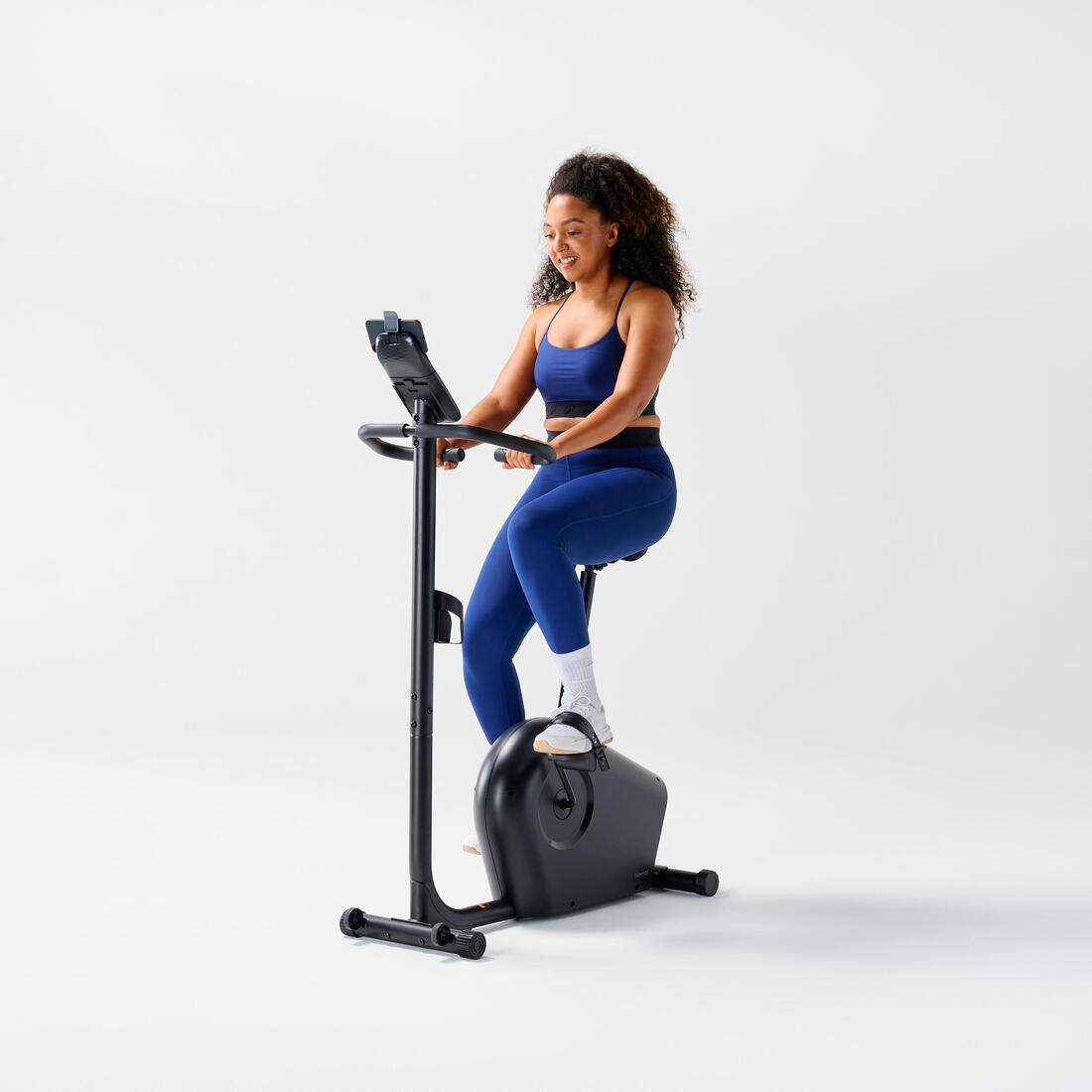 Vélo d'appartement avec résistance motorisée, EB140 B, garanti par Decathlon