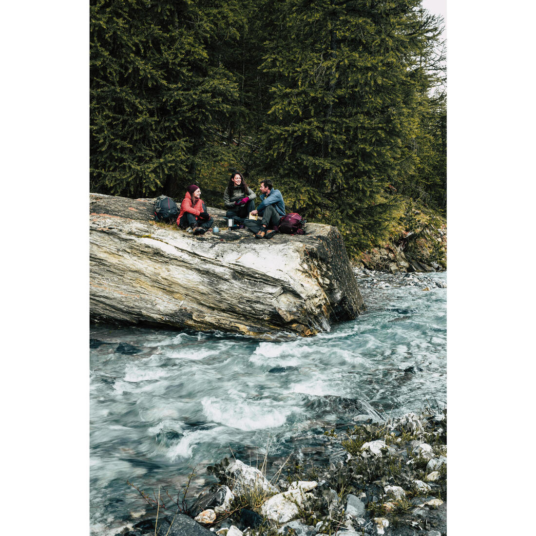 Doudoune de trek à capuche synthétique femme, MT100