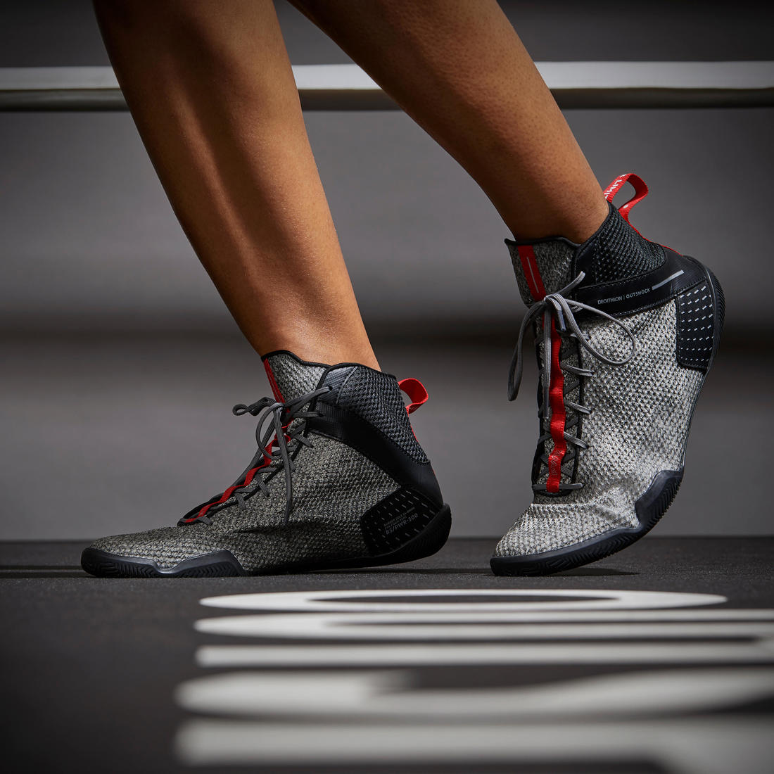 Chaussures de boxe anglaise 500 noires, légères et flexibles.