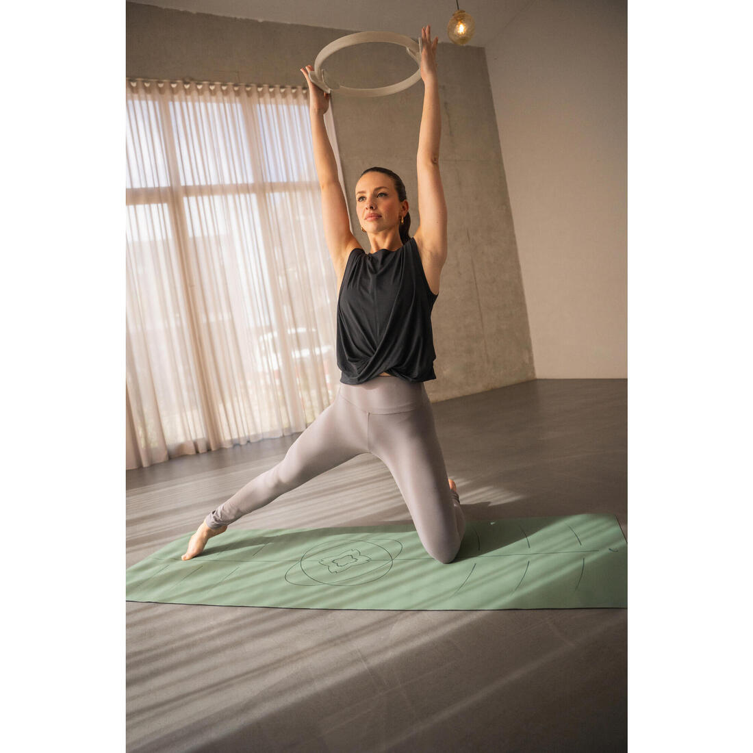 Un débardeur fluide et respirant de yoga/pilates, gris foncé