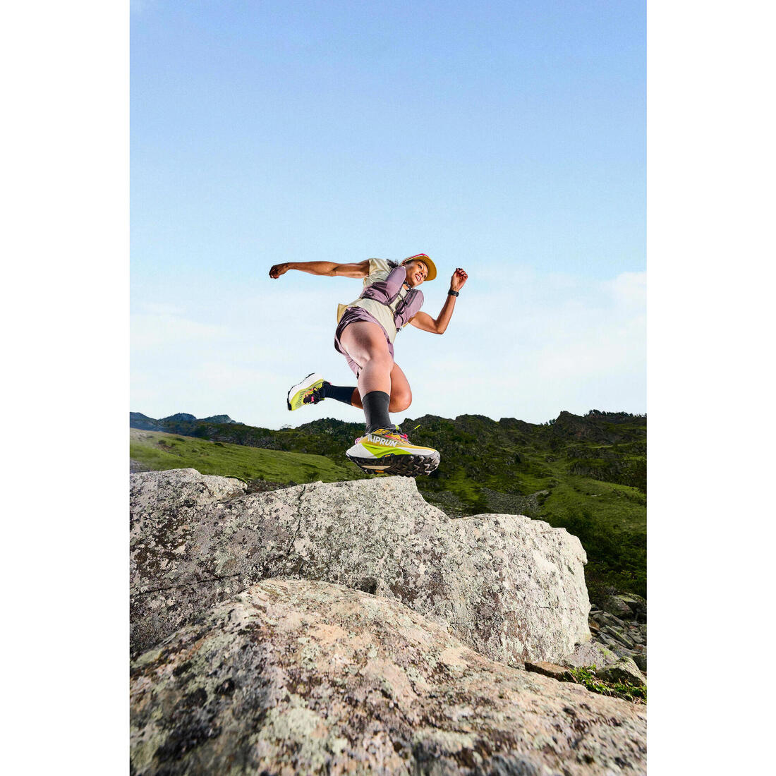 Chaussures de running trail femme, Kiprun kipsummit max gris et