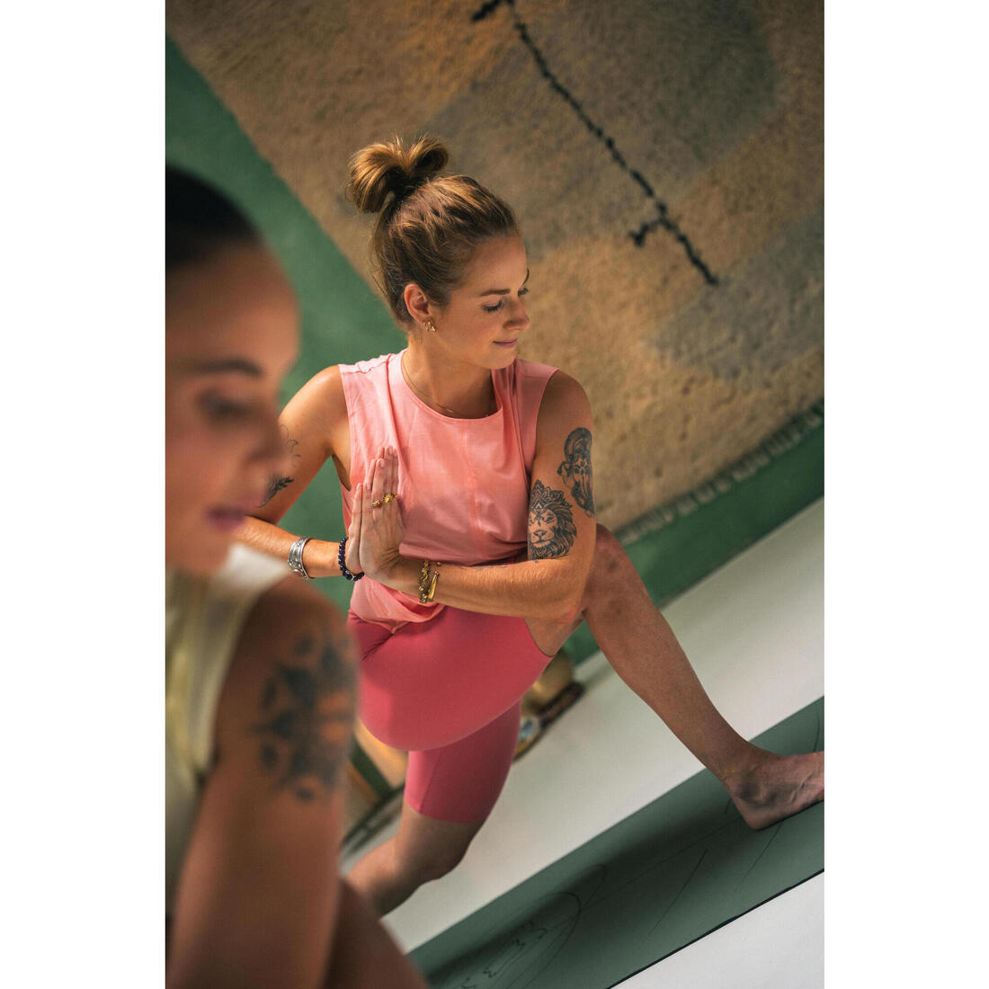 Un débardeur fluide et respirant de yoga/pilates, gris foncé