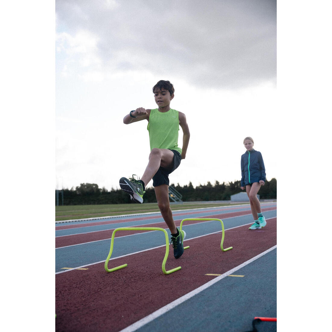 Short de Running respirant Enfant - KIPRUN dry+ 900 noir et gris