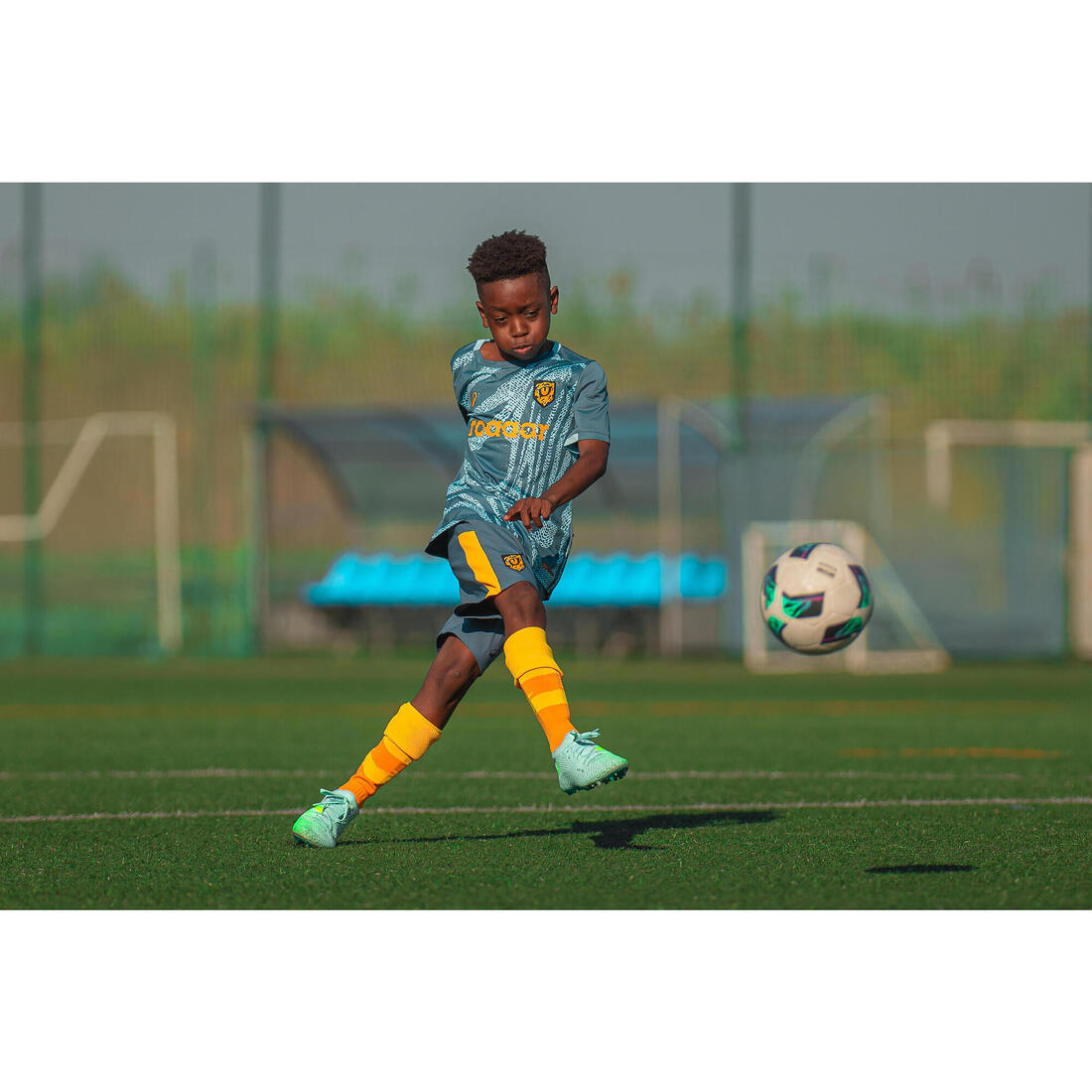 SHORT DE FOOTBALL ENFANT VIRALTO KIDS GRIS BANDE