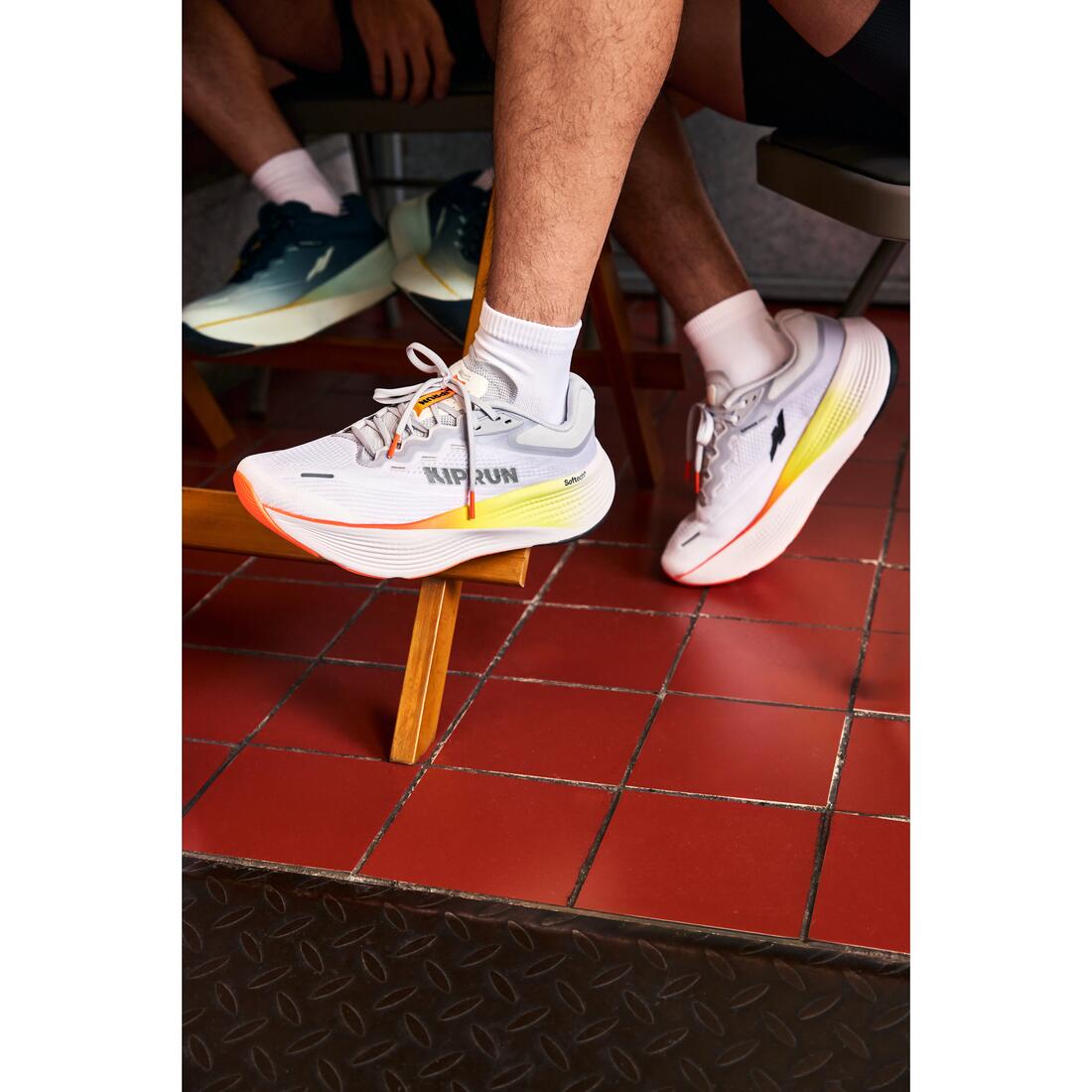Chaussures de running route homme, Kiprun Kipride Max gris et