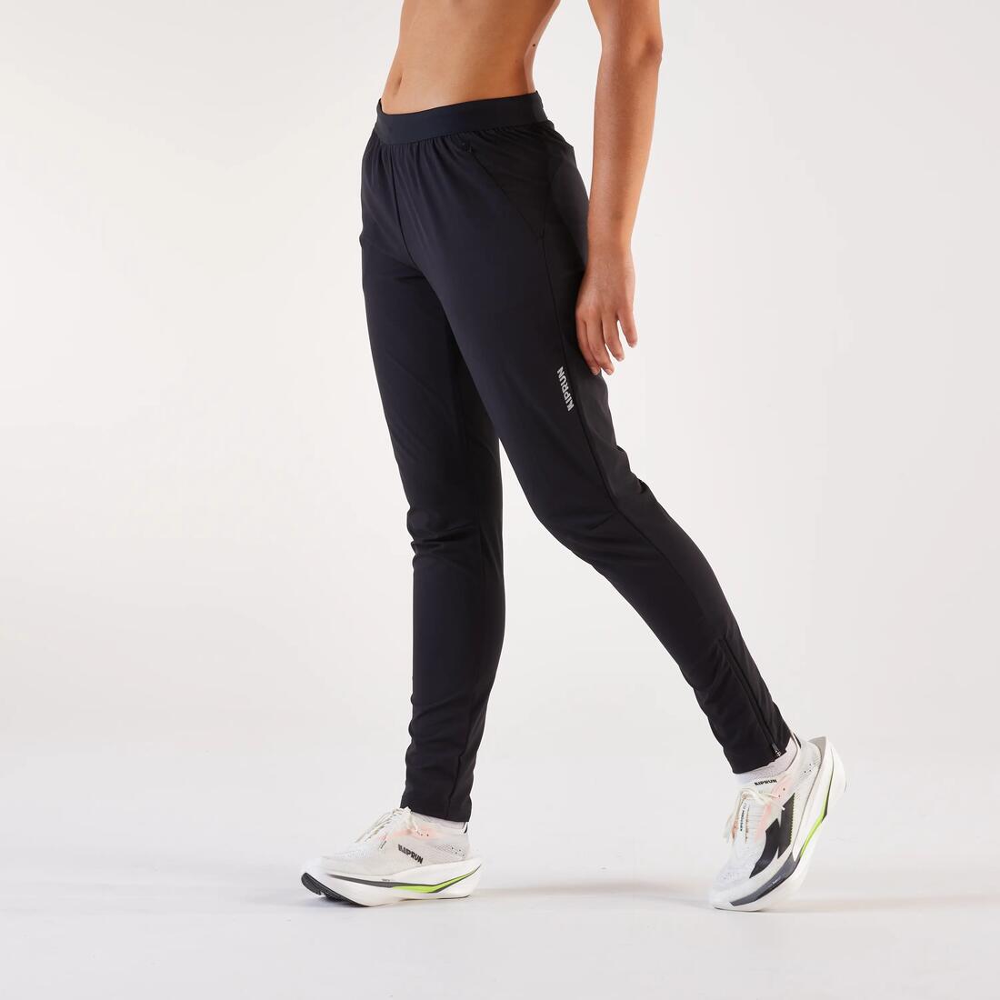 PANTALON RUNNING FEMME COUPE FITTEE - KIPRUN LIGHT NOIR