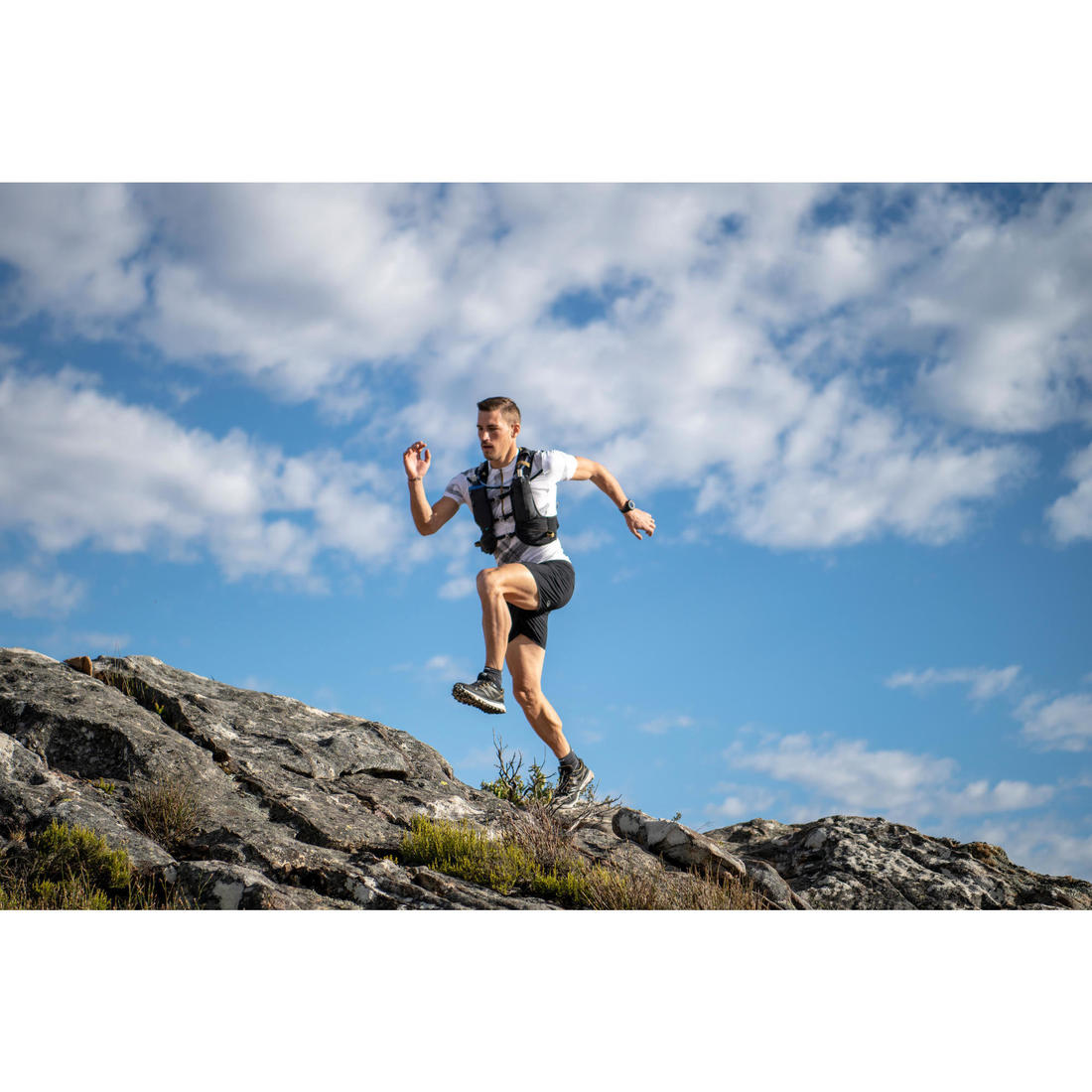 SAC TRAIL ULTRA RUNNING 15L MIXTE NOIR - VENDU AVEC POCHE À EAU 2L