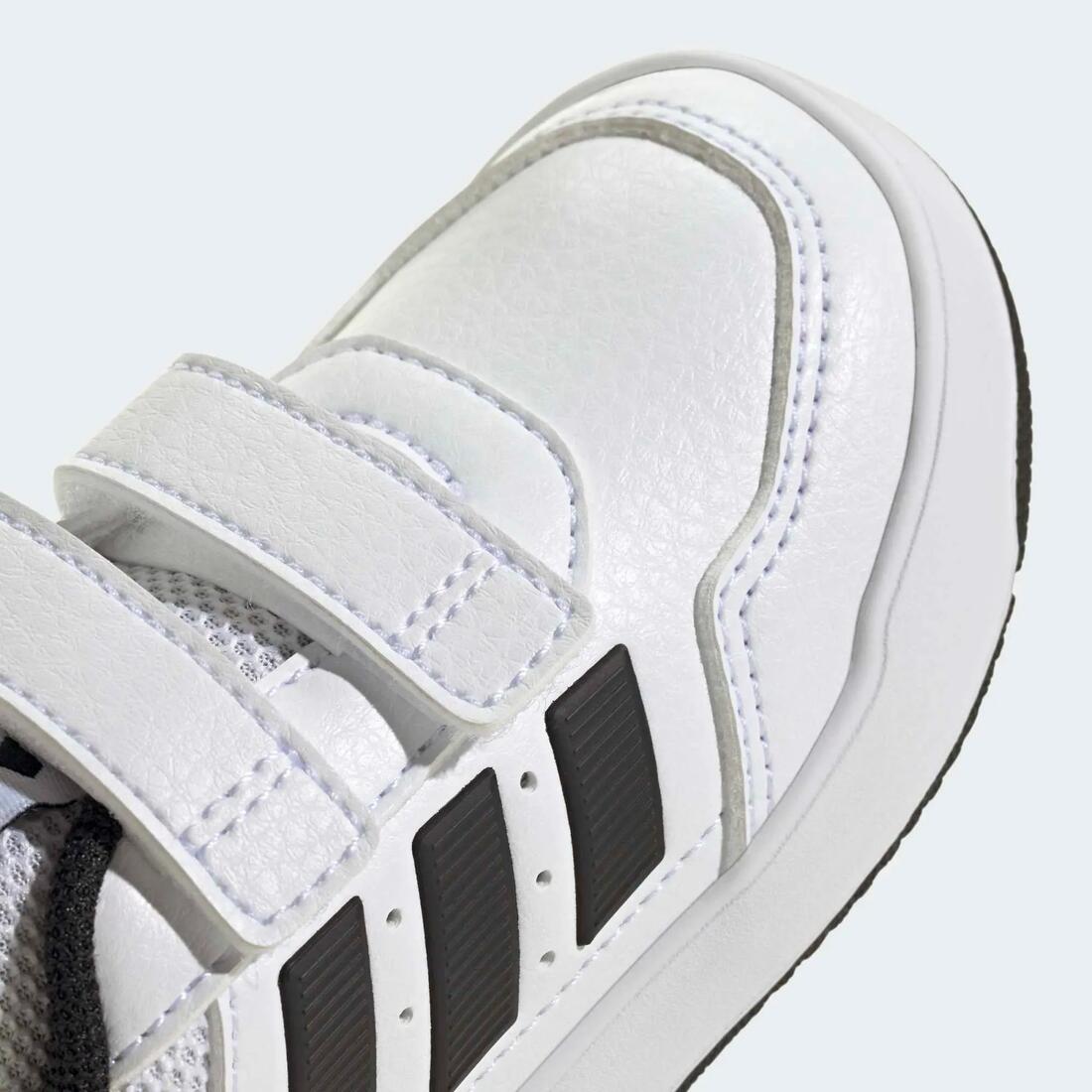 Chaussure à scratch bébé