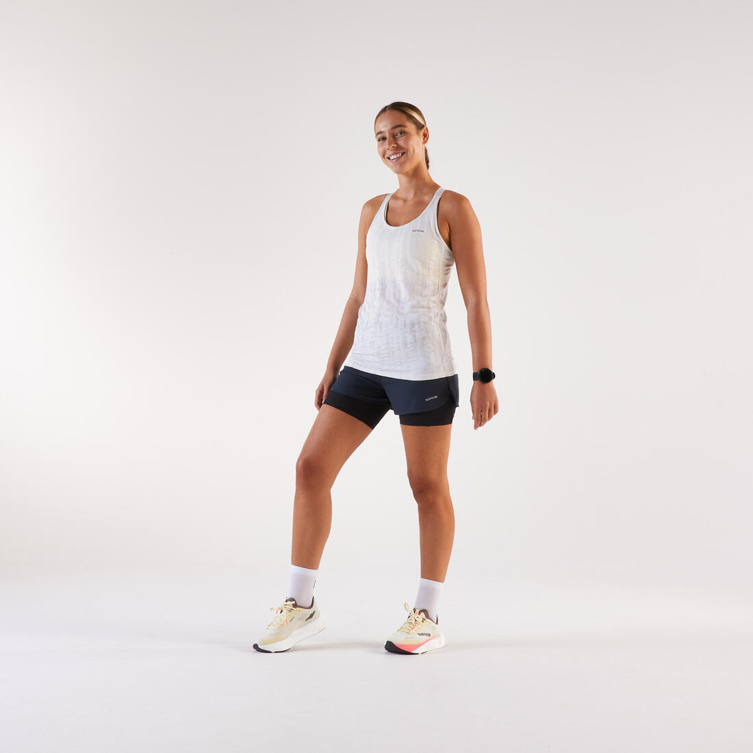 Débardeur de running Femme avec brassière intégrée, Kiprun Run 500 Confort beige