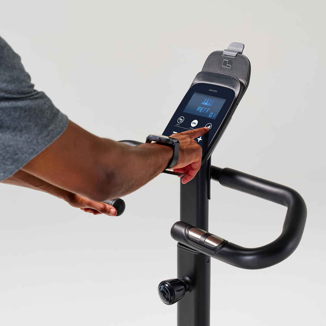 Vélo d'appartement avec résistance motorisée, EB520 B, garanti par Decathlon