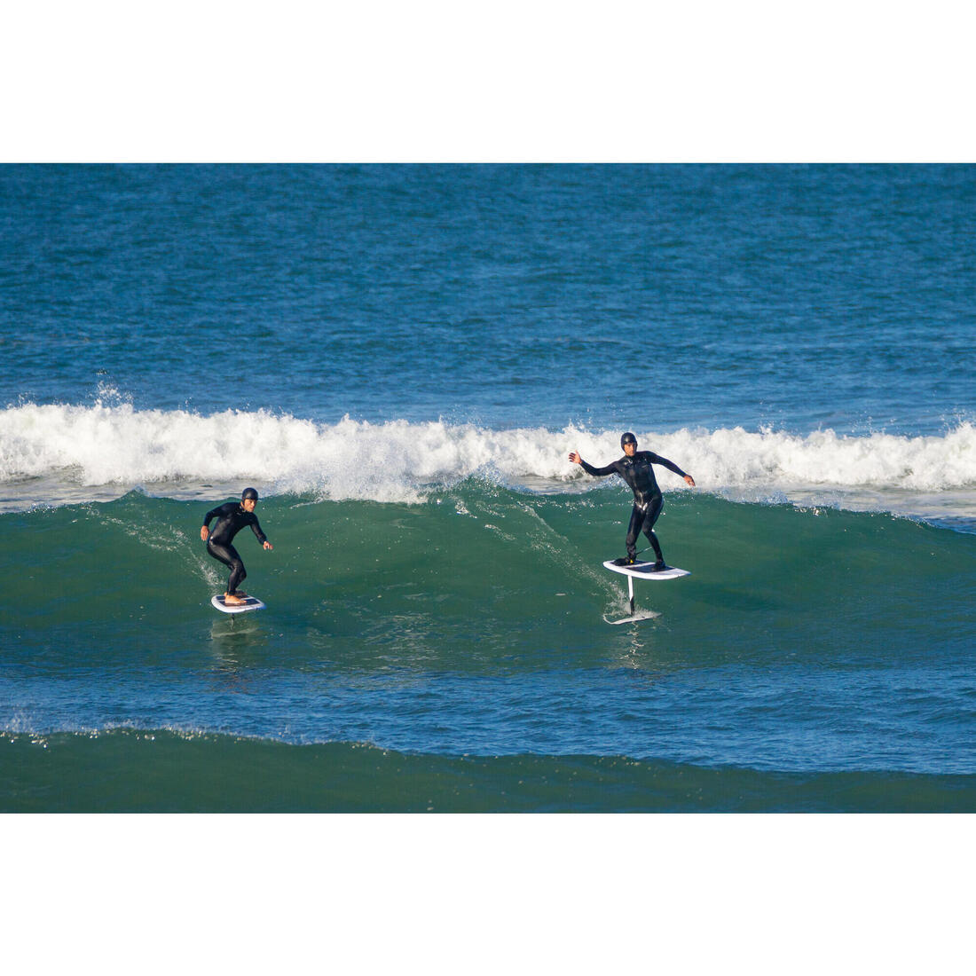 Casque pour la pratique du surf . noir