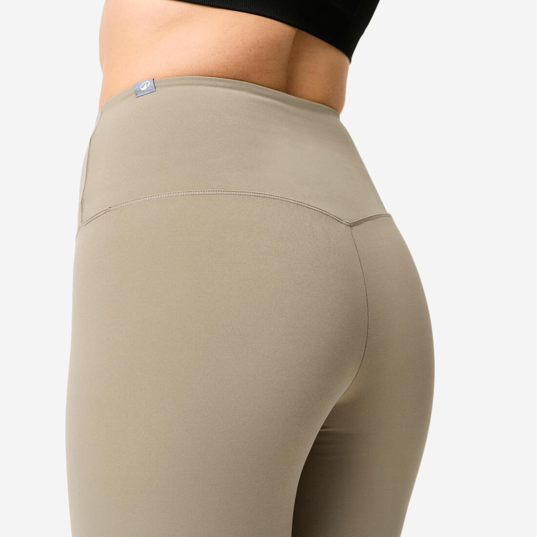 Cycliste de yoga et pilates extensible et confortable femme